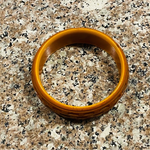 Vintage Light Brown Carved Bakelite Bracelet - Picture 3 of 4